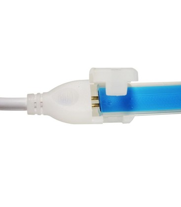 Närbild på installation av kontakt för 230V LED-strip.