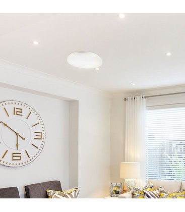Modern rund LED-taklampa monterad i ett stilrent rum.
