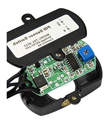 Närbild på PIR-sensor för LED-strip med tydliga skruvklämmor för korrekt polaritetsanslutning.