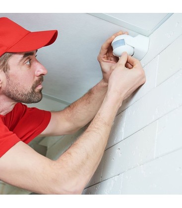 Installation av en vit rörelsesensor för utomhusbruk med IP44-klassning.