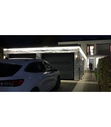 Vattentät LED-strip monterad som kompletterande belysning i en arbetsmiljö.