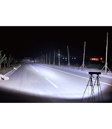 LED-ljusramp monterad och i bruk på ett fordon för att illustrera korrekt fungerande LED-system.