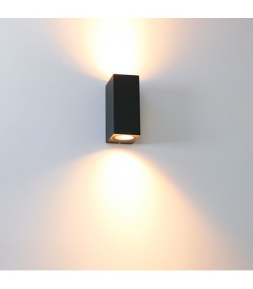 Svart utomhusvägglampa med inbyggt skymningsrelä monterad på en husfasad.
