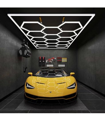 Professionell installation av ett stort hexagon LED-system i ett garage.