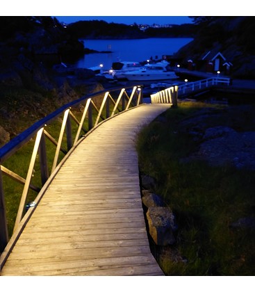 Vattentät LED-strip installerad i en utomhusmiljö som visar ljuseffekten nära vatten.