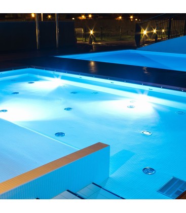 En installerad PAR56 LED-lampa som lyser upp en pool under kvällstid.