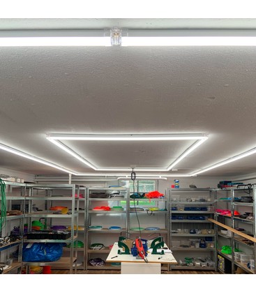 Hexagon LED-ljusgitter monterat i taket som visar den färdiga ljuseffekten.