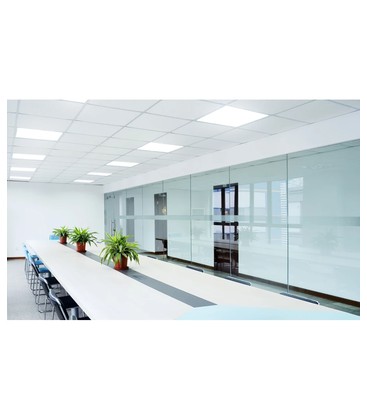 LED-panel 60x60 monterad i ett undertak som visar förhållandet mellan ram och lysande yta.