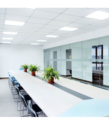 En professionellt installerad 60x60 LED-panel i en kontorsmiljö som visar jämn ljusfördelning.