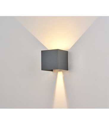 Exempel på en dimbar vägglampa i antracit som är kompatibel med Plejd-systemet.