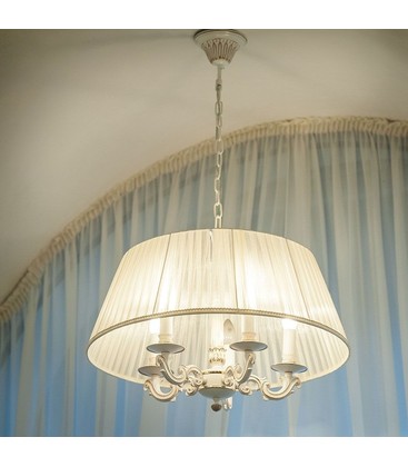 En E14 LED-lampa monterad i en stilren armatur med tygskärm som sprider ett varmt ljus.