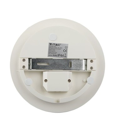 Installation av en rund IP44-klassad LED-plafond direkt i taket.
